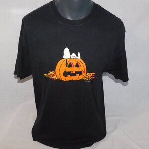 Peanuts Snoopy Laying on Pumpkin Jack O Lantern Halloween Graphic T Shirt Mens L